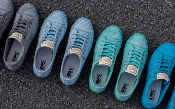 Sepatu Sneaker Berwarna Monokrom